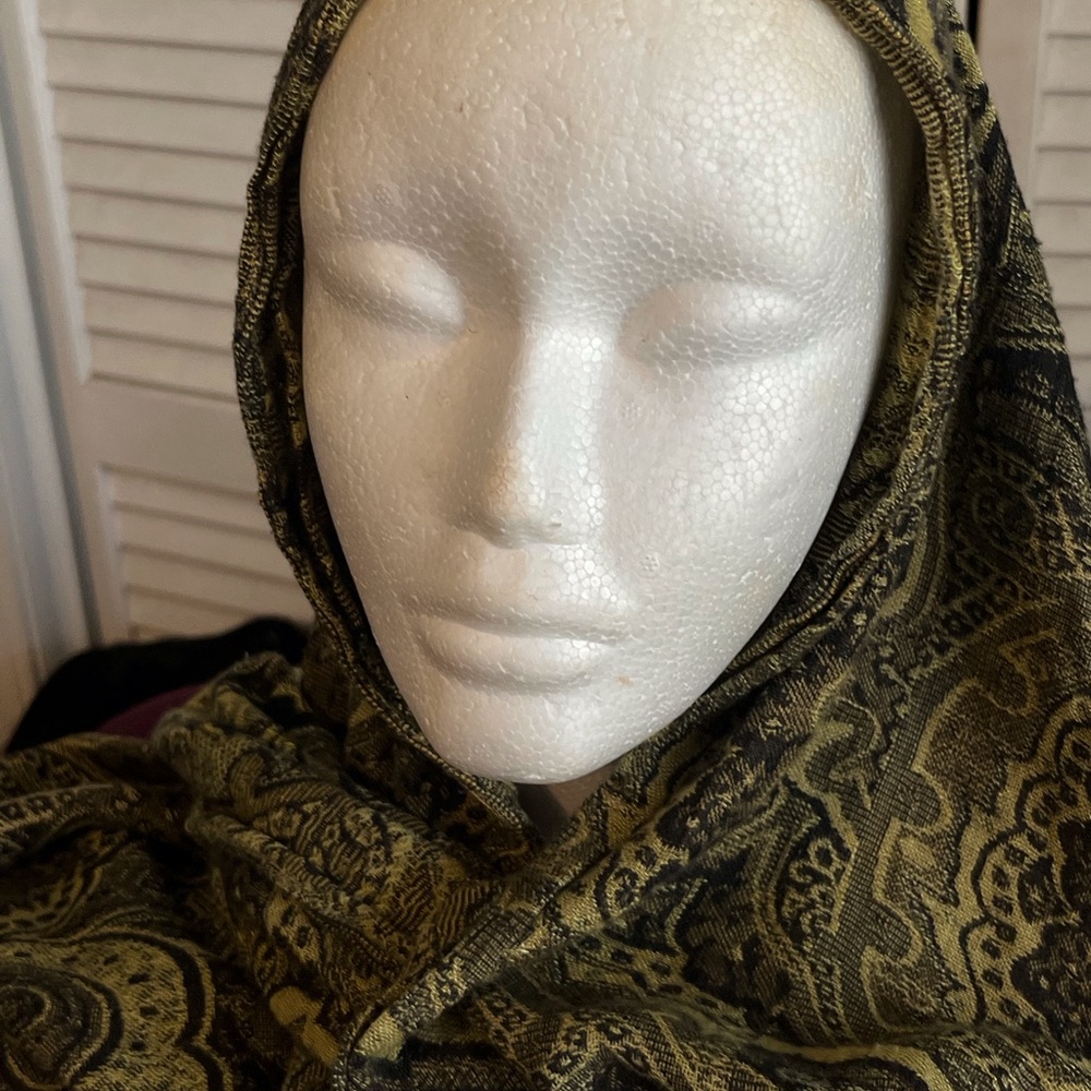 SELLING SCARF for WOMEN SIZE LARGE COLOR FLORAL